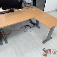 Lote 038 - Escritorio en escuadra con estructura metálica y cubierta con orificio para cable y accesorios para conexión - Imagen 12