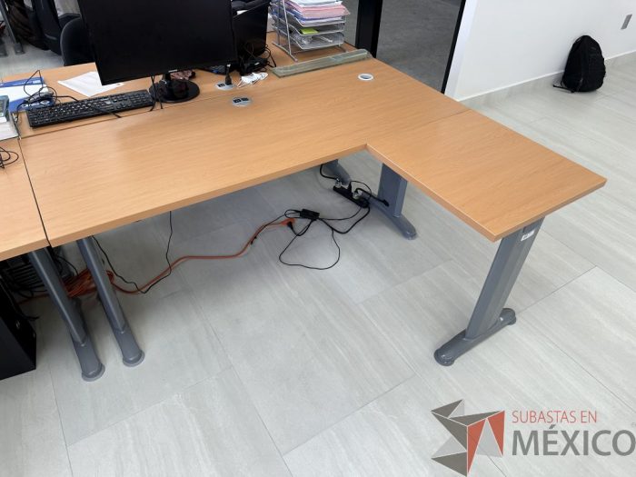 Lote 038 - Escritorio en escuadra con estructura metálica y cubierta con orificio para cable y accesorios para conexión - Imagen 12