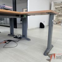 Lote 038 - Escritorio en escuadra con estructura metálica y cubierta con orificio para cable y accesorios para conexión - Imagen 11