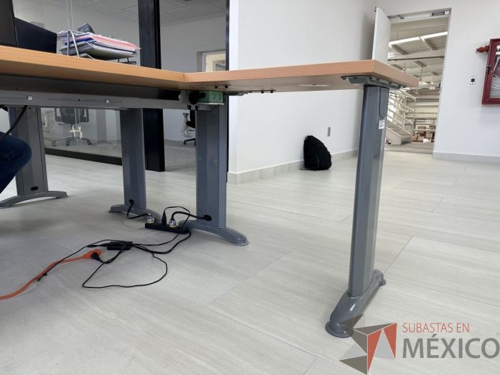 Lote 038 - Escritorio en escuadra con estructura metálica y cubierta con orificio para cable y accesorios para conexión - Imagen 11