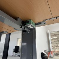 Lote 038 - Escritorio en escuadra con estructura metálica y cubierta con orificio para cable y accesorios para conexión - Imagen 10