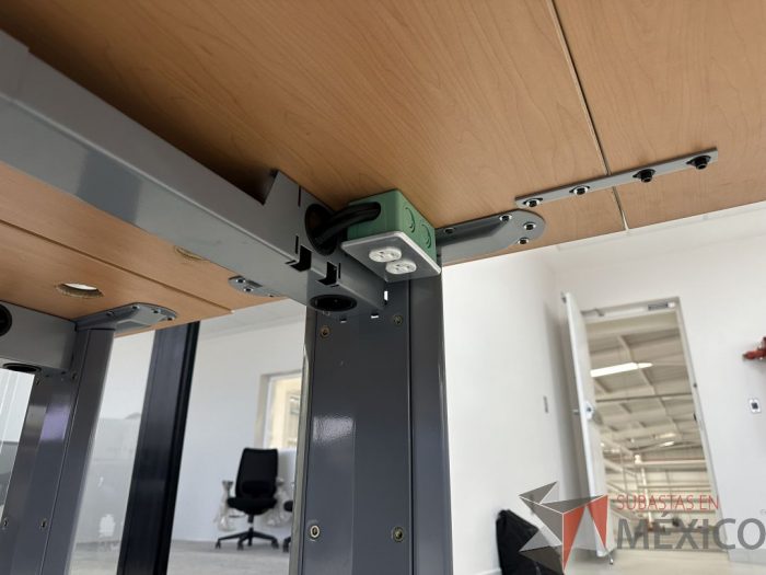 Lote 038 - Escritorio en escuadra con estructura metálica y cubierta con orificio para cable y accesorios para conexión - Imagen 10