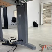 Lote 038 - Escritorio en escuadra con estructura metálica y cubierta con orificio para cable y accesorios para conexión - Imagen 9
