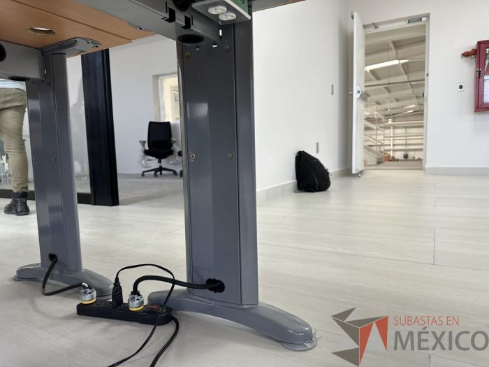 Lote 038 - Escritorio en escuadra con estructura metálica y cubierta con orificio para cable y accesorios para conexión - Imagen 9