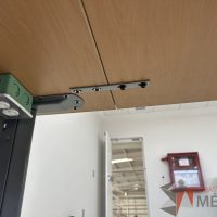 Lote 038 - Escritorio en escuadra con estructura metálica y cubierta con orificio para cable y accesorios para conexión - Imagen 8