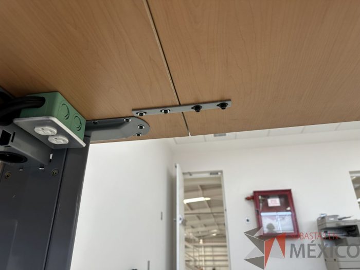 Lote 038 - Escritorio en escuadra con estructura metálica y cubierta con orificio para cable y accesorios para conexión - Imagen 8