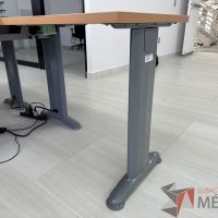 Lote 038 - Escritorio en escuadra con estructura metálica y cubierta con orificio para cable y accesorios para conexión - Imagen 7