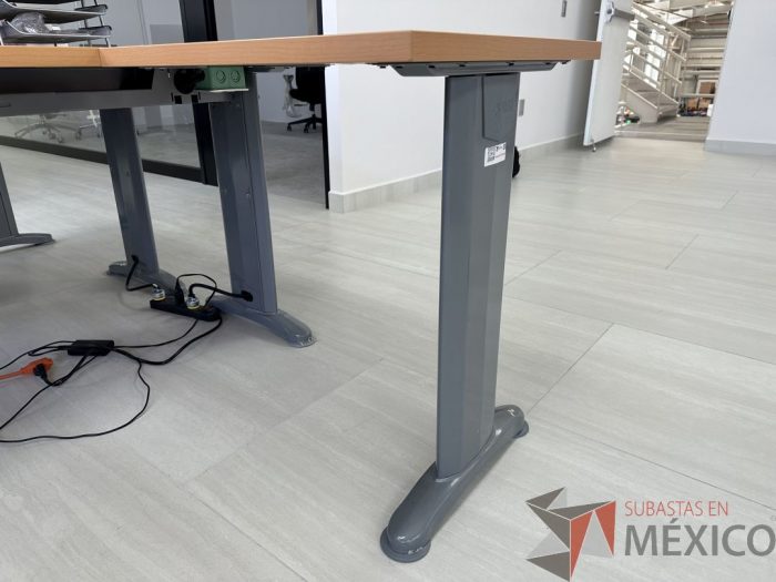 Lote 038 - Escritorio en escuadra con estructura metálica y cubierta con orificio para cable y accesorios para conexión - Imagen 7