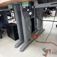 Lote 038 - Escritorio en escuadra con estructura metálica y cubierta con orificio para cable y accesorios para conexión - Imagen 6