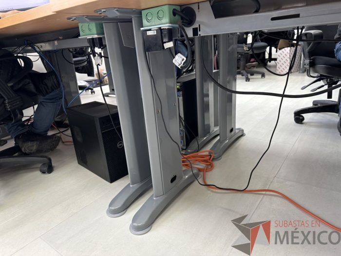 Lote 038 - Escritorio en escuadra con estructura metálica y cubierta con orificio para cable y accesorios para conexión - Imagen 6