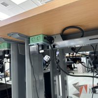 Lote 038 - Escritorio en escuadra con estructura metálica y cubierta con orificio para cable y accesorios para conexión - Imagen 5