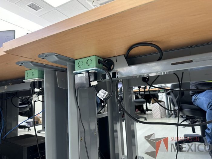 Lote 038 - Escritorio en escuadra con estructura metálica y cubierta con orificio para cable y accesorios para conexión - Imagen 5