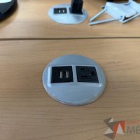 Lote 038 - Escritorio en escuadra con estructura metálica y cubierta con orificio para cable y accesorios para conexión - Imagen 4
