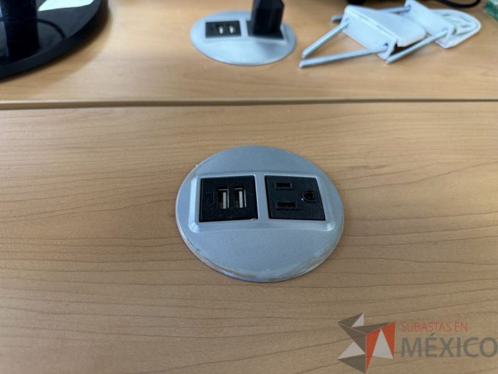Lote 038 - Escritorio en escuadra con estructura metálica y cubierta con orificio para cable y accesorios para conexión - Imagen 4