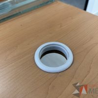 Lote 038 - Escritorio en escuadra con estructura metálica y cubierta con orificio para cable y accesorios para conexión - Imagen 3