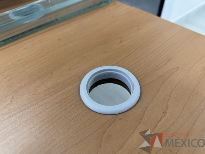Lote 038 - Escritorio en escuadra con estructura metálica y cubierta con orificio para cable y accesorios para conexión - Imagen 3
