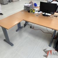 Lote 033 - Escritorio en escuadra con estructura metálica y cubierta con orificio para cable y accesorios para conexión - Imagen 2