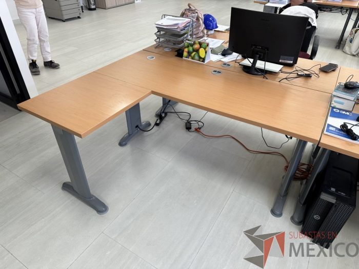 Lote 033 - Escritorio en escuadra con estructura metálica y cubierta con orificio para cable y accesorios para conexión - Imagen 2