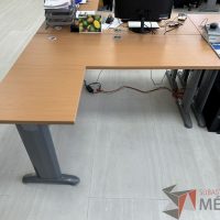 Lote 033 - Escritorio en escuadra con estructura metálica y cubierta con orificio para cable y accesorios para conexión