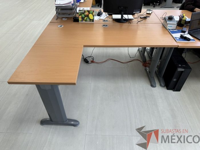 Lote 033 - Escritorio en escuadra con estructura metálica y cubierta con orificio para cable y accesorios para conexión