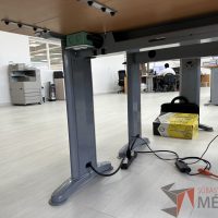 Lote 033 - Escritorio en escuadra con estructura metálica y cubierta con orificio para cable y accesorios para conexión - Imagen 8