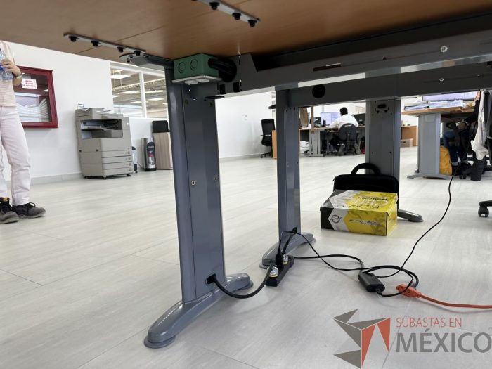 Lote 033 - Escritorio en escuadra con estructura metálica y cubierta con orificio para cable y accesorios para conexión - Imagen 8