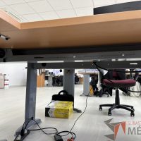Lote 033 - Escritorio en escuadra con estructura metálica y cubierta con orificio para cable y accesorios para conexión - Imagen 7