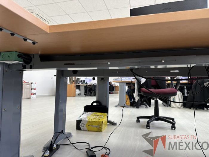 Lote 033 - Escritorio en escuadra con estructura metálica y cubierta con orificio para cable y accesorios para conexión - Imagen 7