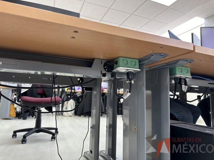 Lote 033 - Escritorio en escuadra con estructura metálica y cubierta con orificio para cable y accesorios para conexión - Imagen 6