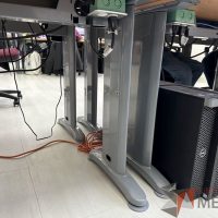 Lote 033 - Escritorio en escuadra con estructura metálica y cubierta con orificio para cable y accesorios para conexión - Imagen 5