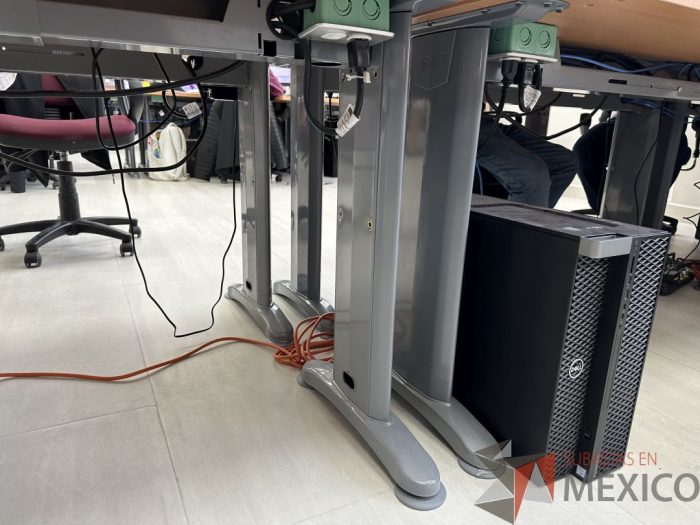 Lote 033 - Escritorio en escuadra con estructura metálica y cubierta con orificio para cable y accesorios para conexión - Imagen 5