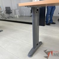 Lote 033 - Escritorio en escuadra con estructura metálica y cubierta con orificio para cable y accesorios para conexión - Imagen 4