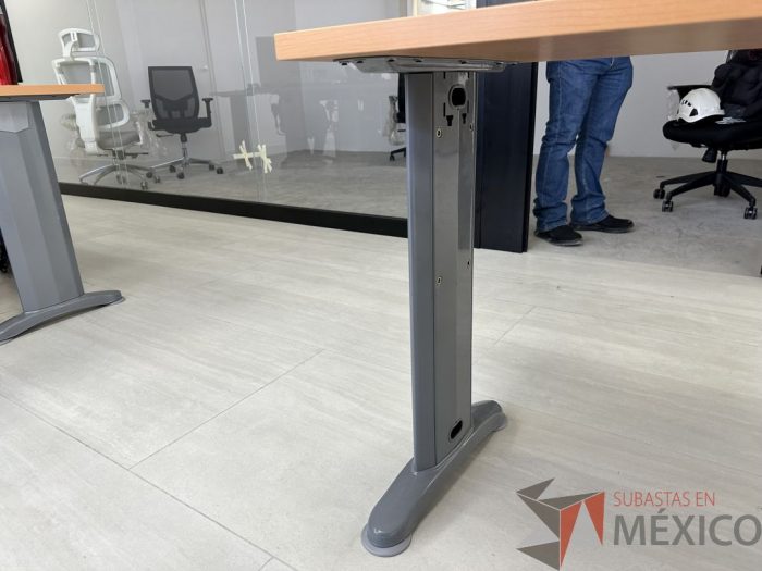 Lote 033 - Escritorio en escuadra con estructura metálica y cubierta con orificio para cable y accesorios para conexión - Imagen 4