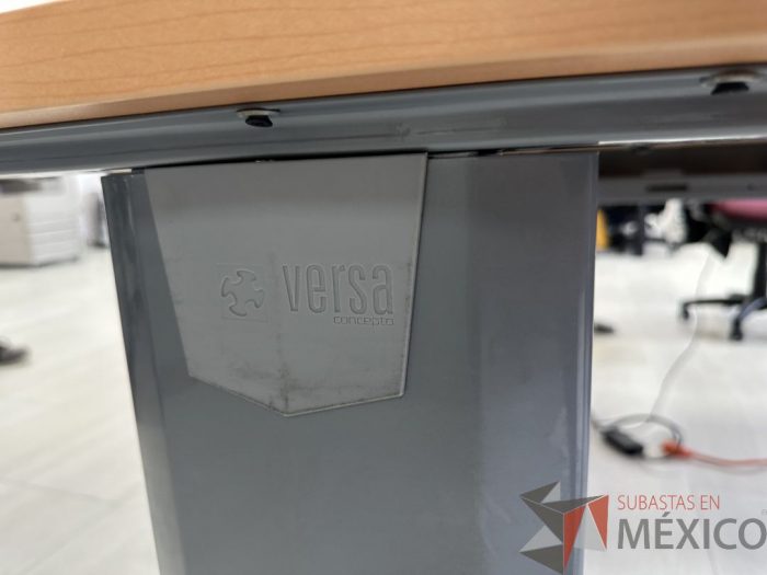 Lote 033 - Escritorio en escuadra con estructura metálica y cubierta con orificio para cable y accesorios para conexión - Imagen 3