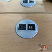 Lote 033 - Escritorio en escuadra con estructura metálica y cubierta con orificio para cable y accesorios para conexión - Imagen 11