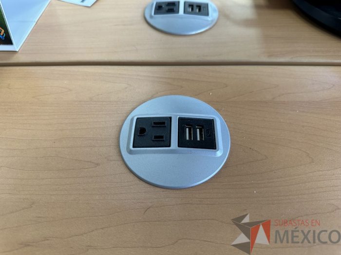 Lote 033 - Escritorio en escuadra con estructura metálica y cubierta con orificio para cable y accesorios para conexión - Imagen 11
