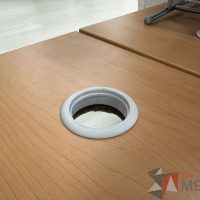 Lote 033 - Escritorio en escuadra con estructura metálica y cubierta con orificio para cable y accesorios para conexión - Imagen 10