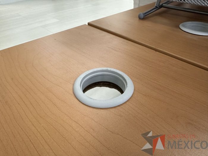 Lote 033 - Escritorio en escuadra con estructura metálica y cubierta con orificio para cable y accesorios para conexión - Imagen 10