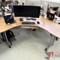 Lote 043 - Escritorio en escuadra con estructura metálica y cubierta con orificio para cable