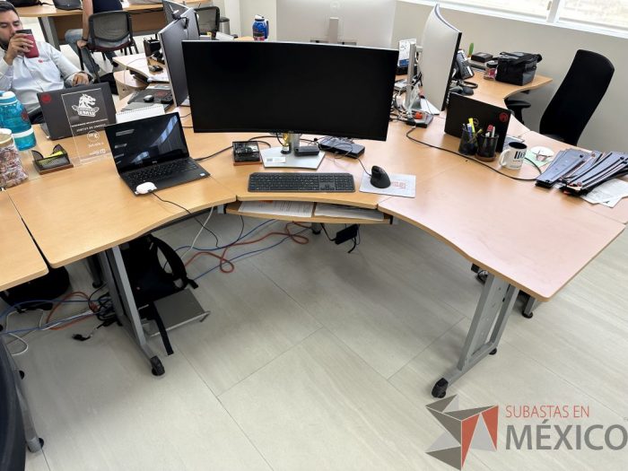 Lote 043 - Escritorio en escuadra con estructura metálica y cubierta con orificio para cable