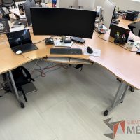Lote 043 - Escritorio en escuadra con estructura metálica y cubierta con orificio para cable - Imagen 20