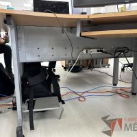 Lote 043 - Escritorio en escuadra con estructura metálica y cubierta con orificio para cable - Imagen 19
