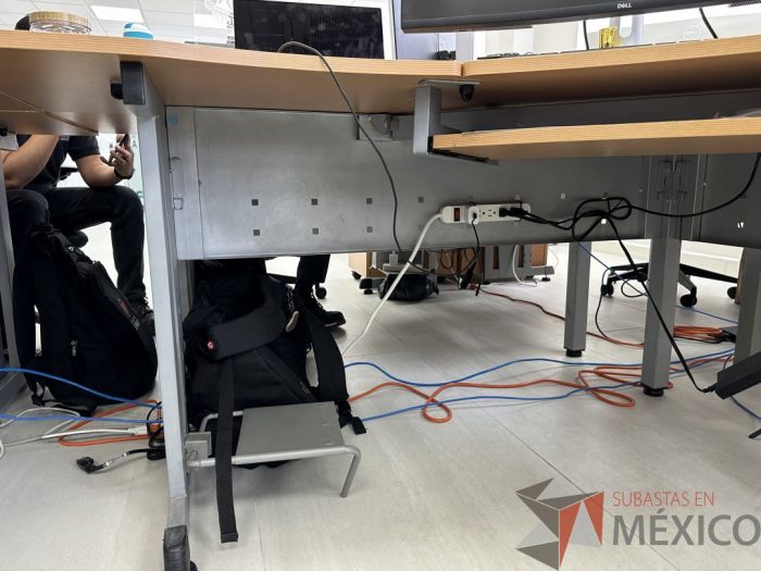 Lote 043 - Escritorio en escuadra con estructura metálica y cubierta con orificio para cable - Imagen 19