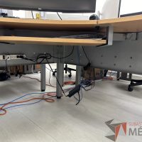 Lote 043 - Escritorio en escuadra con estructura metálica y cubierta con orificio para cable - Imagen 18