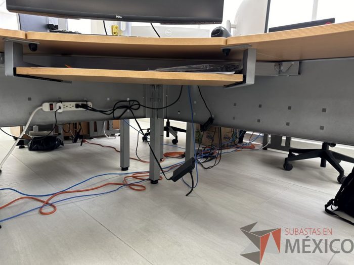 Lote 043 - Escritorio en escuadra con estructura metálica y cubierta con orificio para cable - Imagen 18