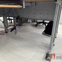 Lote 043 - Escritorio en escuadra con estructura metálica y cubierta con orificio para cable - Imagen 17