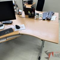 Lote 043 - Escritorio en escuadra con estructura metálica y cubierta con orificio para cable - Imagen 16