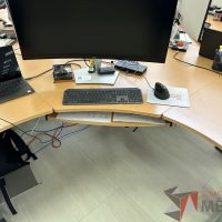 Lote 043 - Escritorio en escuadra con estructura metálica y cubierta con orificio para cable - Imagen 15
