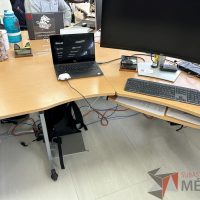 Lote 043 - Escritorio en escuadra con estructura metálica y cubierta con orificio para cable - Imagen 14