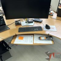 Lote 043 - Escritorio en escuadra con estructura metálica y cubierta con orificio para cable - Imagen 13